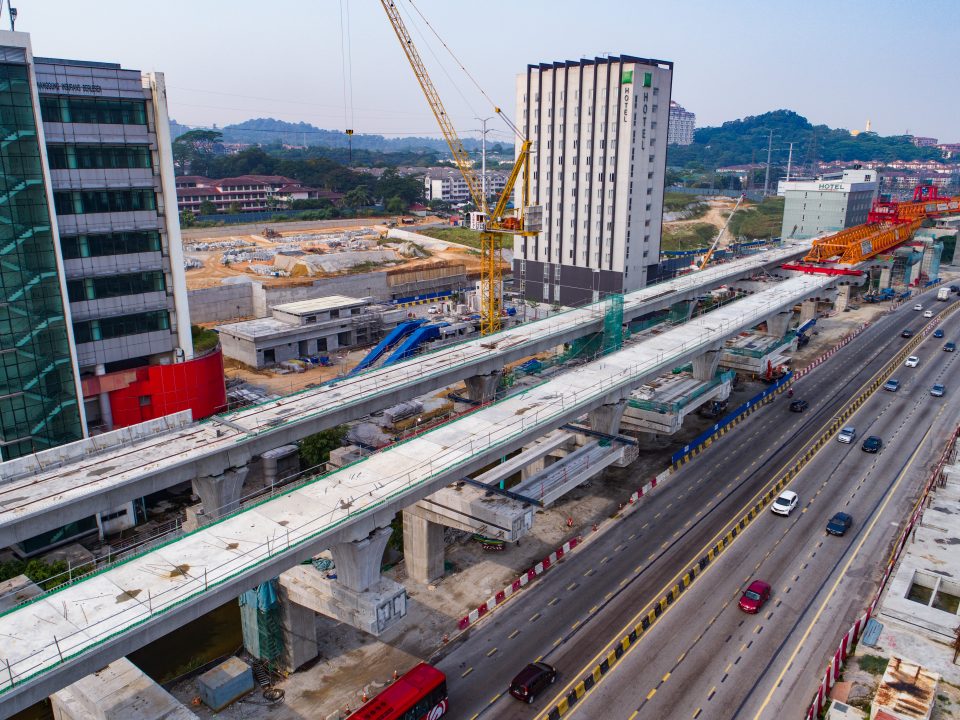 Pandangan udara pembinaan galang kekotak bersegmen bagi rentangan di tapak Stesen MRT Sri Damansara Barat.