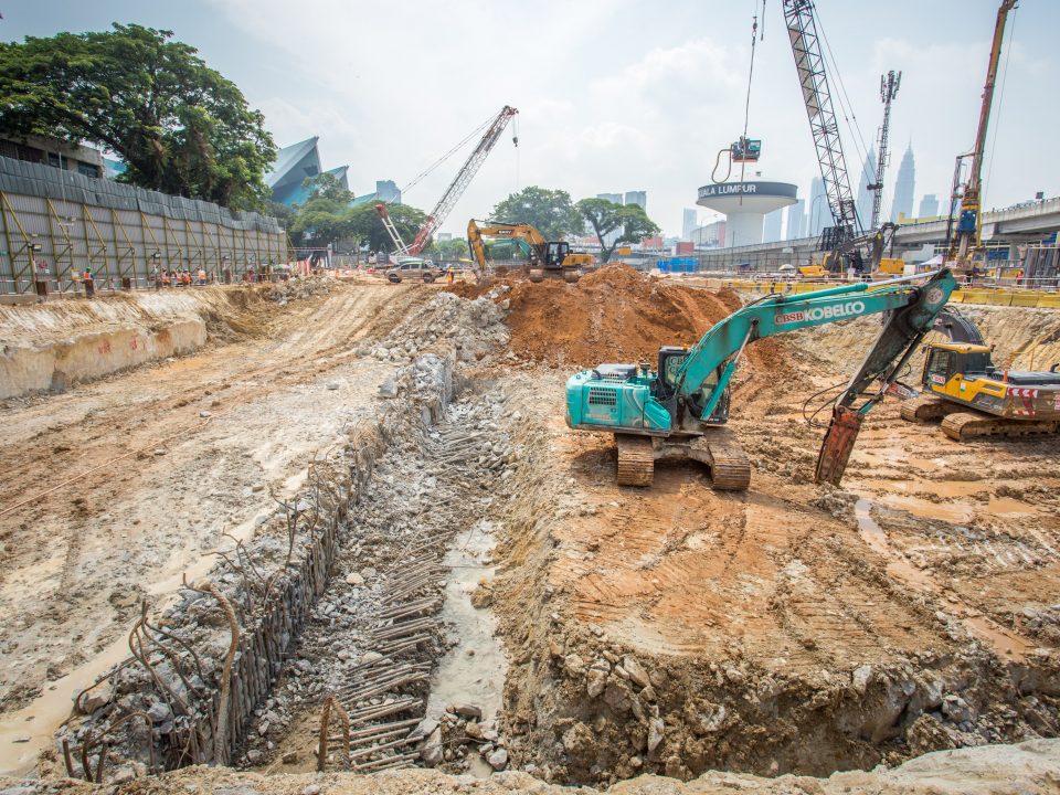 Pandangan kerja-kerja pengukuhan konkrit di tapak Stesen MRT Kampung Baru Utara.