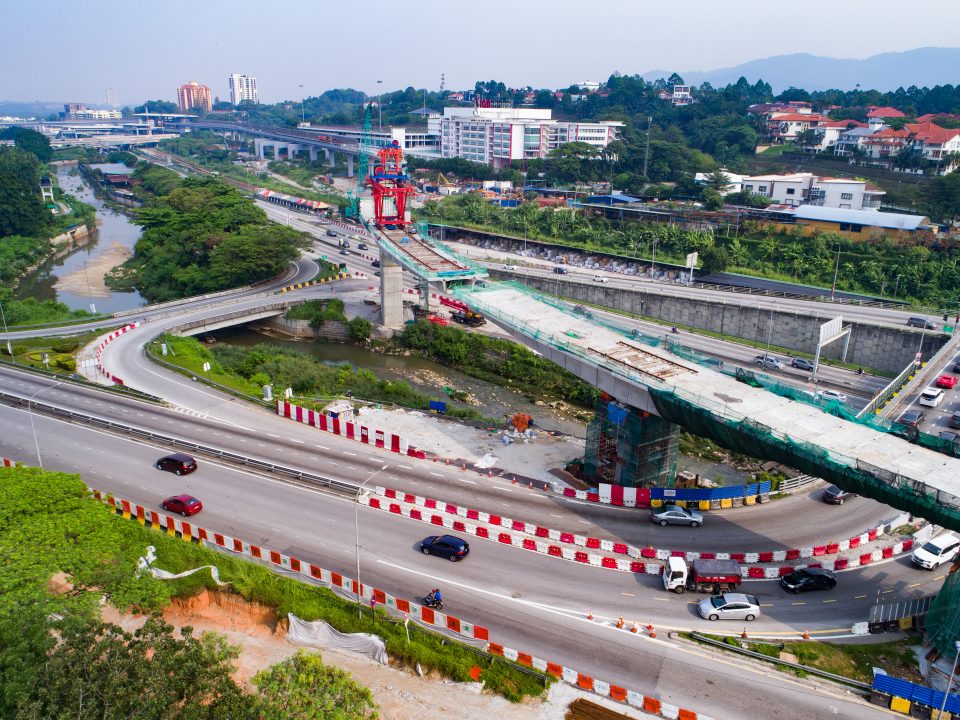 Pandangan udara kerja-kerja pembinaan sedang dijalankan bagi galang kekotak bersegmen untuk rentangan panjang di jajaran berhampiran tanjakan ke Tol Sungai Buloh.