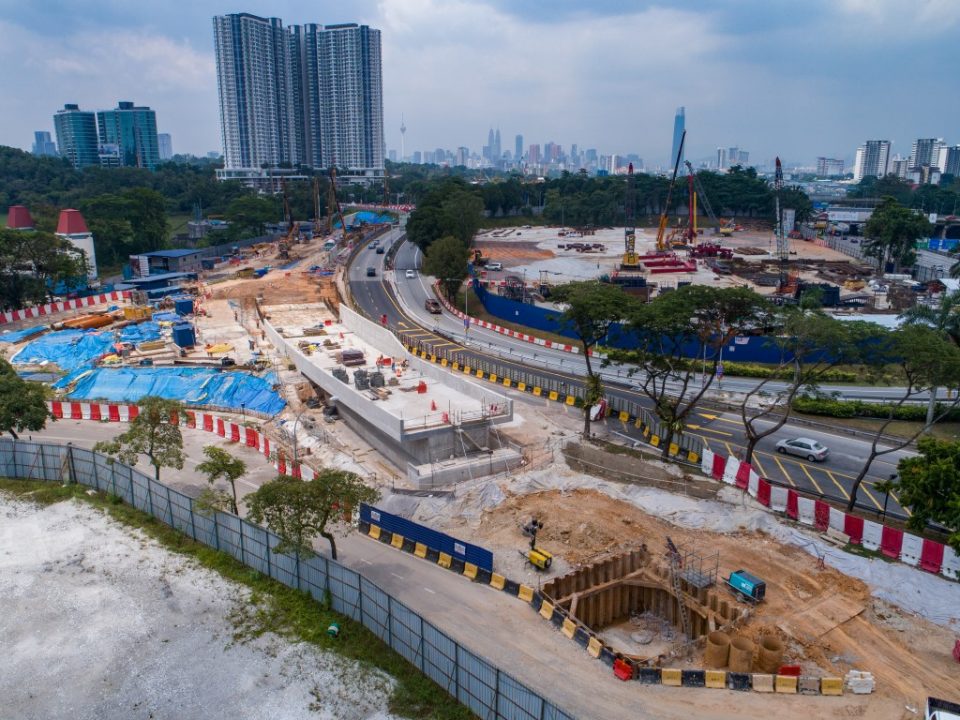 Pertukaran antara kerja-kerja bawah tanah dan bertingkat sedang berjalan. Aktiviti-aktiviti pembinaan bagi struktur bertingkat boleh dilihat dari pandangan udara Portal Selatan.