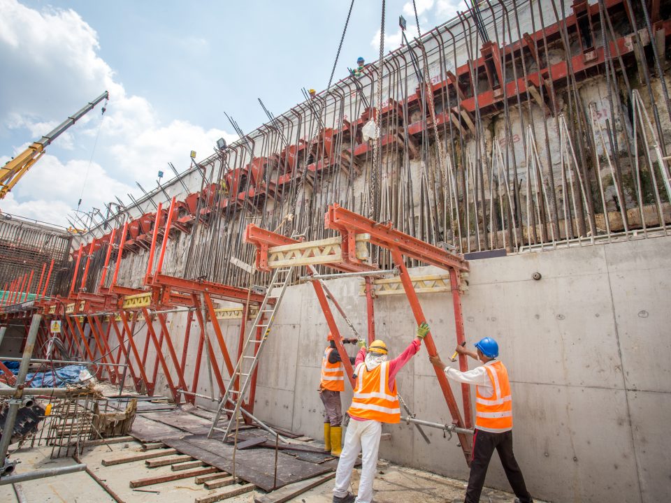 Aktiviti-aktiviti pembinaan tembok besi tetulang berjalan dengan baik di tapak Stesen MRT Bandar Malaysia Utara.
