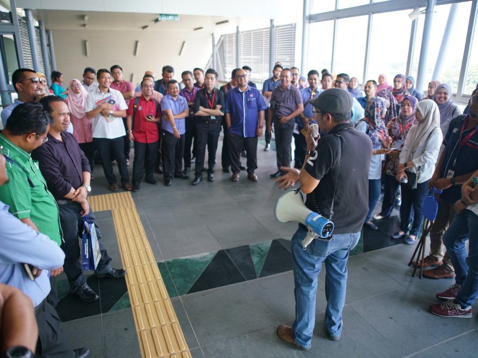 TAKLIMAT: Taklimat tentang kemudahan yang disediakan di stesen MRT untuk memenuhi keperluan Orang Kurang Upaya sedang diberikan oleh Pengurus Projek Kanan Reka Bentuk dan Perancangan Malaysia Rapid Transit Corporation Sdn Bhd, Encik Mohd Fadzil Abd Hadi.