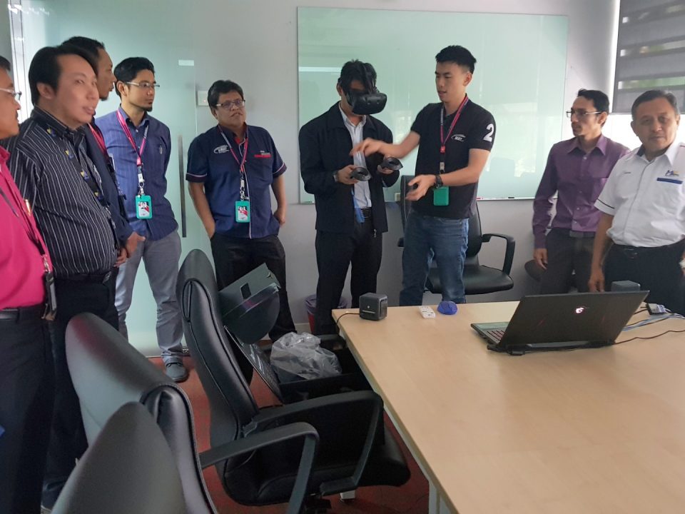 REALITI MAYA: Perwakilan daripada Malaysia Rail Link Sdn Bhd mengalami sendiri pameran Realiti Maya Bilik Kawalan Stesen MRT Titiwangsa oleh Encik Chong Min Chun, Jurutera Perancangan dan Reka Bentuk MRT Corp.