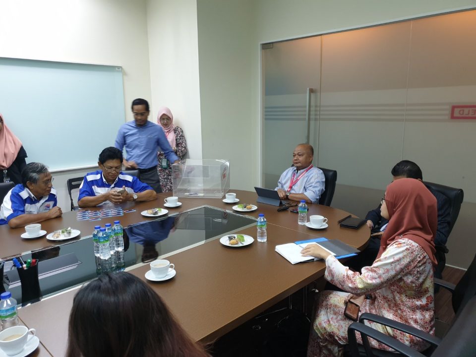 PERBINCANGAN: Wakil-wakil daripada pelbagai organisasi sedang berbincang sewaktu Cabutan Undian Bumiputera yang ke-21 bagi Projek MRT Laluan Sungai Buloh-Serdang-Putrajaya.