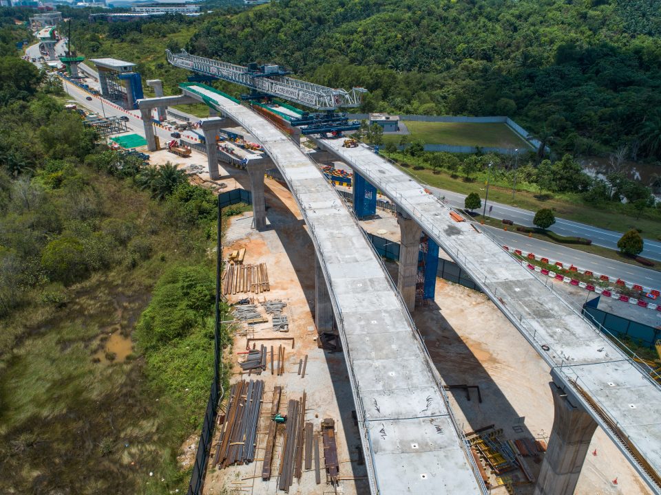 Pandangan udara kerja-kerja pemasangan dinding parapet jejambat di tapak Stesen MRT Cyberjaya Utara.