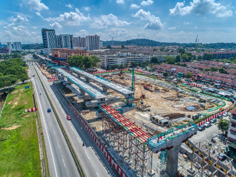 Pandangan udara pembinaan trestle sedang dijalankan di tapak Stesen MRT Taman Equine.