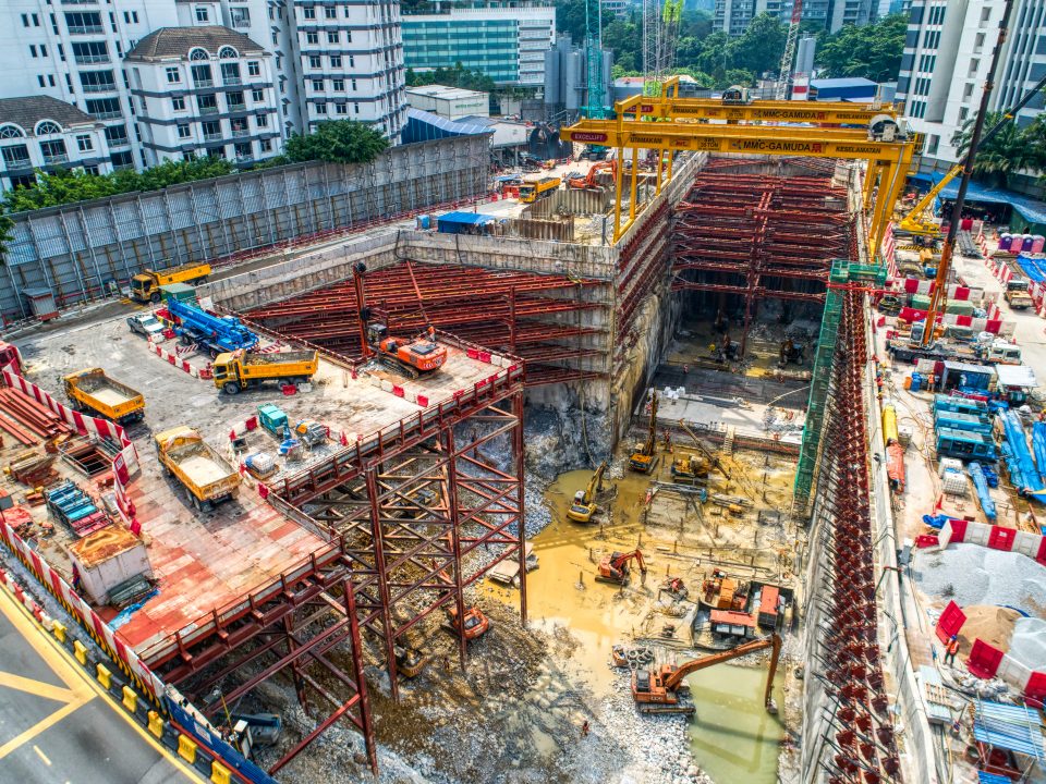 Pandangan atas persediaan untuk aktiviti-aktiviti letupan di tapak Stesen MRT Conlay.