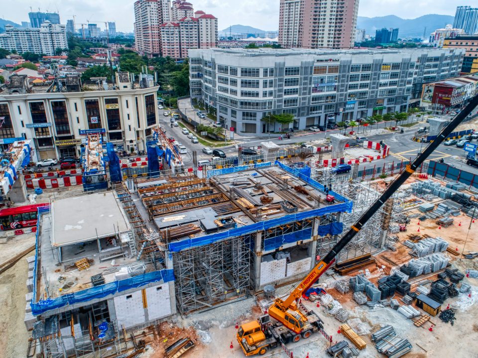 Kerja-kerja pengukuhan aras ruang legar pintu masuk utara sedang berjalan di tapak Stesen MRT Kentonmen.