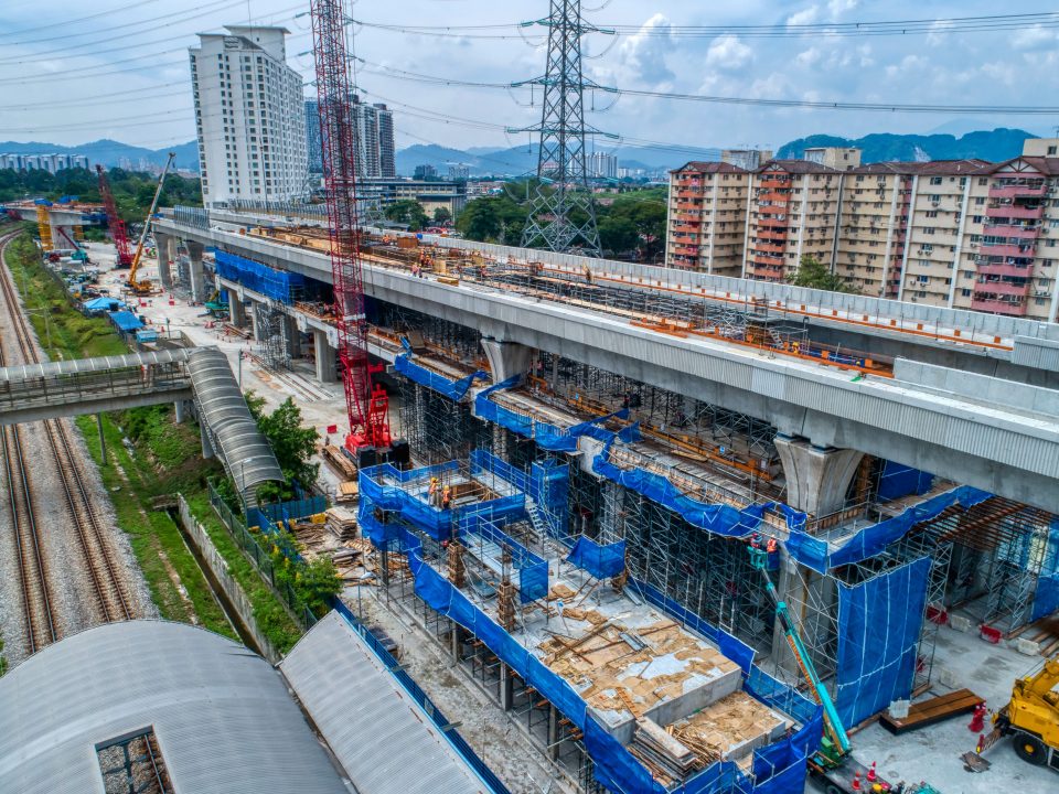 Pandangan kerja-kerja pengukuhan platform sedang berlangsung di Stesen MRT Kampung Batu.