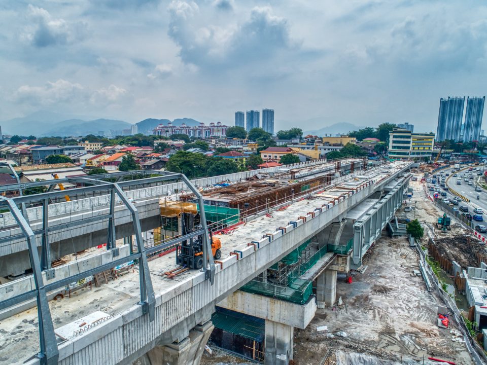 Pandangan kerja-kerja pemasangan sedang dijalankan bagi kerangka bawah struktur besi bagi aras ruang legar Stesen MRT Jinjang.