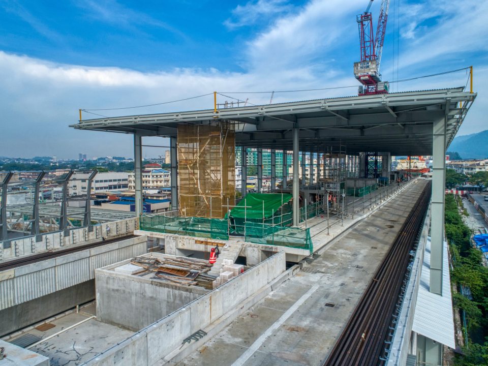 Pandangankerja-kerja seni bina seperti tembok bata, melepa dan mengecat sedang dijalankan di aras platform Stesen MRT Kepong Baru.