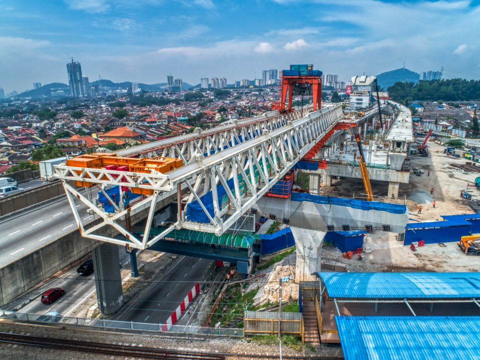 Pelancaran galang kekotak bersegmen merentasi landasan KTMB sedang berjalan di Stesen MRT Kepong Sentral.