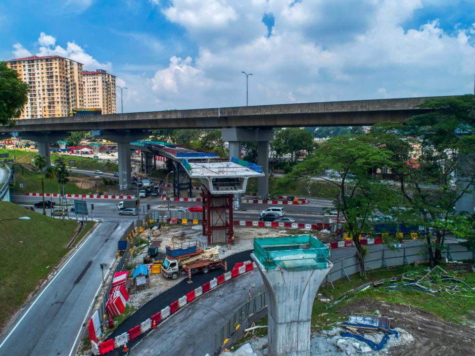 Kerja-kerja pemasangan galang kekotak bersegmen sedang berjalan di jajaran bawah MRR2.