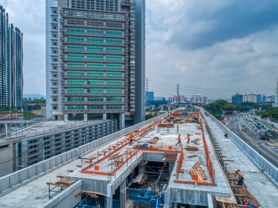 Pandangan penuangan platform bagi peringkat akhir di Stesen MRT Sri Delima.