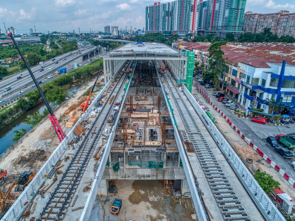 Pandangan udara kerja-kerja landasan sedang dijalankan di tapak Stesen MRT Damansara Damai.