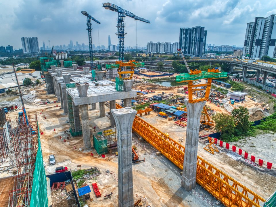 Kerja-kerja tiang, portal, kepala tiang dan pelancaran rasuk berbentuk T sedang dijalankan di tapak Stesen MRT Kuchai Lama.