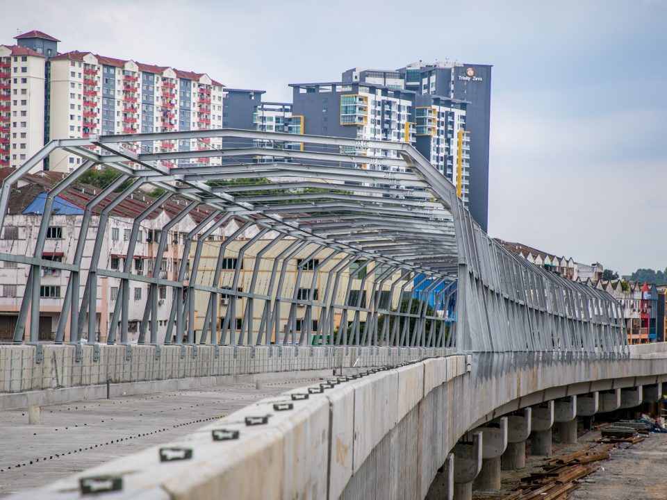 Kerja-kerja pemasangan dari kabel penghantaran sedang dijalankan di jajaran berhampiran Stesen MRT Taman Universiti.