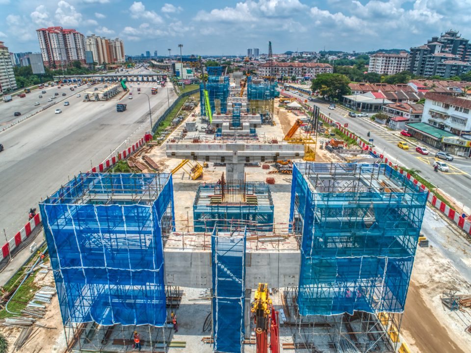 Pembinaan kepala-kepala tiang yang berada di atas rasuk sesilang boleh dilihat dari pandangan udara tapak Stesen MRT Serdang Raya Utara.