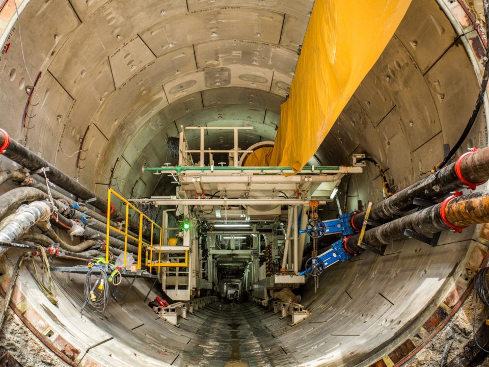 Mesin Pengorek Terowong sedang menjalani proses pemasangan di sepanjang segmen terowong di dalam bahagian terowong tapak Stesen MRT Titiwangsa.