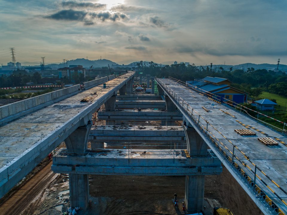 Pandangan udara pemasangan pelancaran rasuk berbentuk T dan parapet di tapak Stesen MRT UPM.