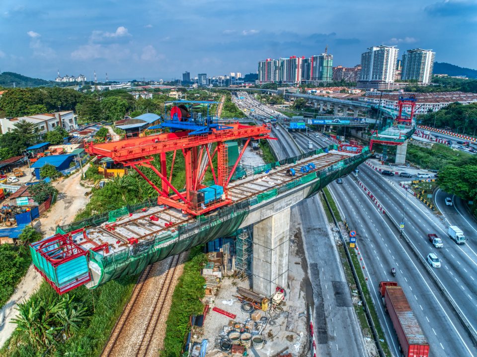 Pandangan udara kerja-kerja pembinaan sedang dijalankan bagi Galang Kekotak Bersegmen pratuang di jajaran berhampiran tanjakan ke Tol Sungai Buloh.