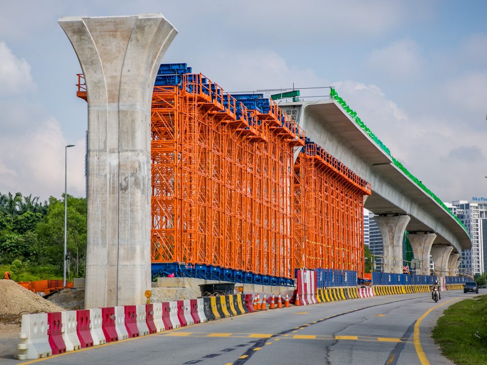 Pandangan kerja-kerja pembinaan tresel di Stesen MRT Cyberjaya City Centre.