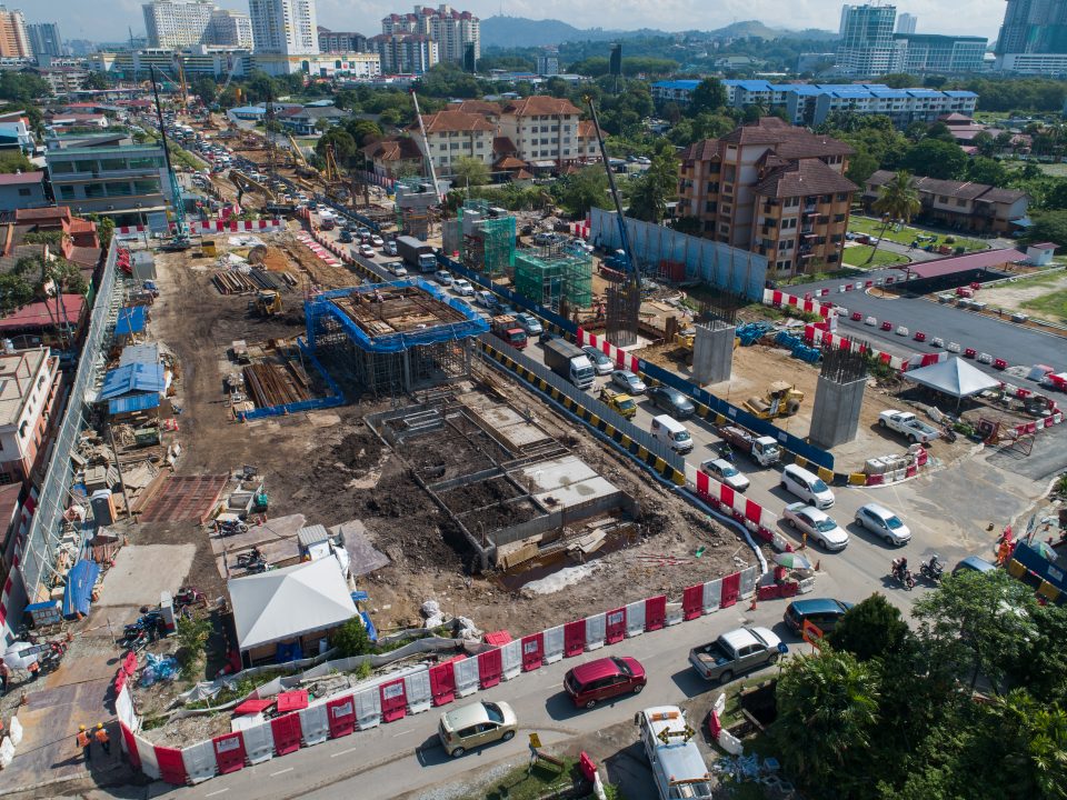 Kerja-kerja pemasangan kepala sesilang sedang dijalankan di tapak Stesen MRT Seri Kembangan.