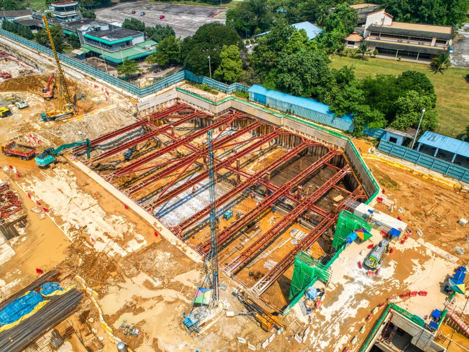 Pandangan udara tapak Stesen MRT Bandar Malaysia Selatan menunjukkan aktiviti-aktiviti sengkang sedang dijalankan.