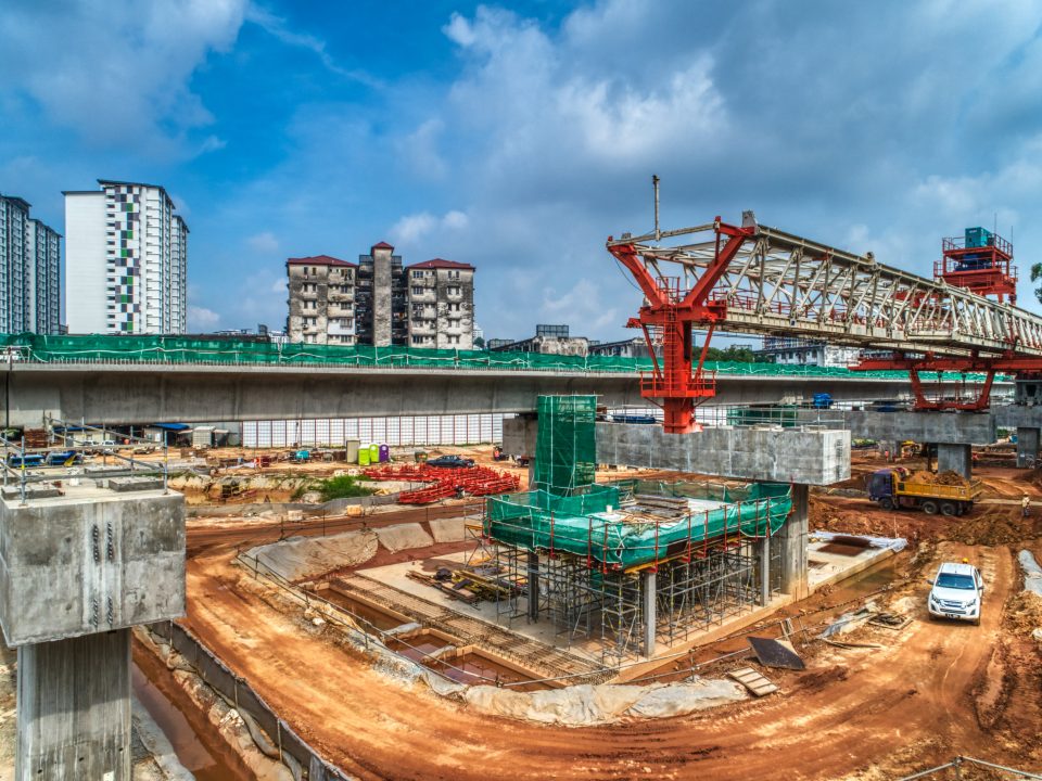 Pandangan udara pelancaran galang kekotak bersegmen dan kerja-kerja aras ruang legar stesen di tapak Stesen MRT Taman Naga Emas.