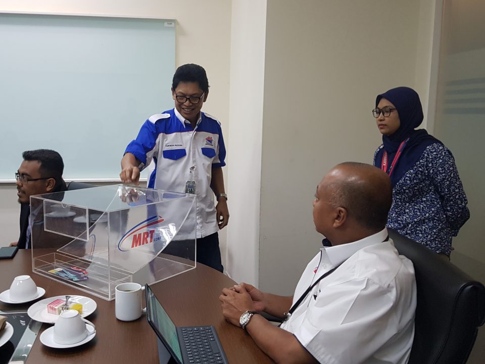MASUK NAMA: Presiden Persatuan Kontraktor Bumiputera Kelas F Malaysia (PERKOBF), En Tukiman Radion (tengah) memasukkan nama ke dalam kotak undian semasa Cabutan Undian Bumiputera yang ke-22 bagi MRT Laluan MRT Sungai Buloh- Serdang-Putrajaya (SSP)
