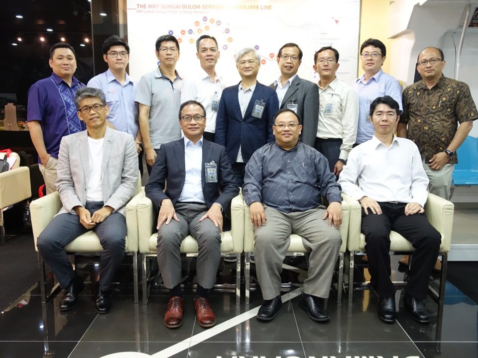 MEMPERINGATI: Gambar berkumpulan diambil di galeri MRT untuk memperingati lawatan oleh Mass Rapid Transit Bureau of Kaohsiung City Government and Kaohsiung Rapid Transit Corporation