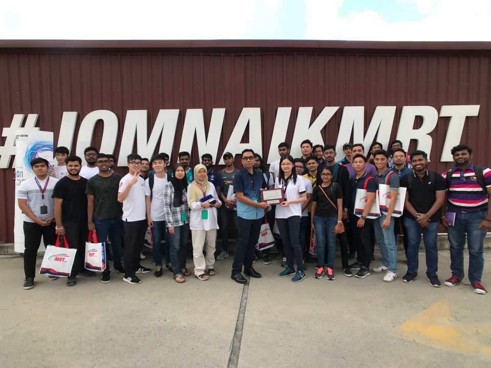 KENANGAN: Gambar berkumpulan dan satu penyampaian token penghargaan oleh Pengurus Projek Kanan II Sistem Mekanikal dan Elektrik, Laluan Sungai Buloh-Serdangn-Putrajaya Malaysia Rapid Transit Corporation Sdn Bhd, Ir. Ridzuan Abdul Wahab (tengah) kepada Pensyarah Elektrik Kuasa, Kejuruteraan Kolej Universiti Tenaga Nasional, Cik Lee Hui Jing, di hadapan Pusat Informasi MRT Bandar Malaysia.