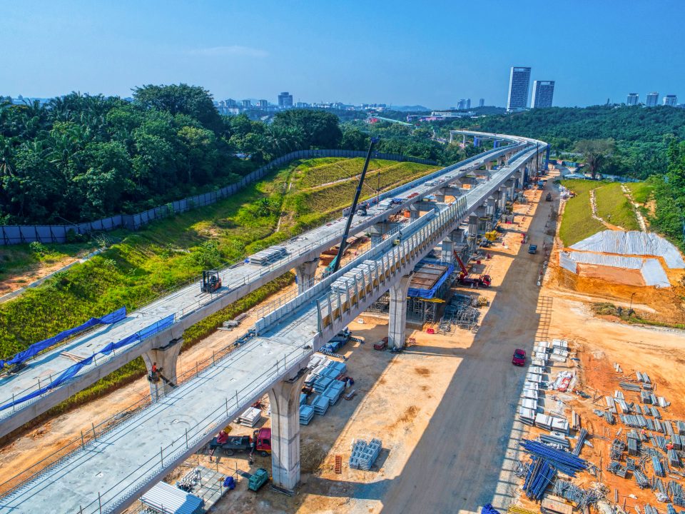 Pandangan kerja-kerja pemasangan dinding parapet dan penghadang bunyi sedang dijalankan di tapak Stesen MRT Cyberjaya Utara.