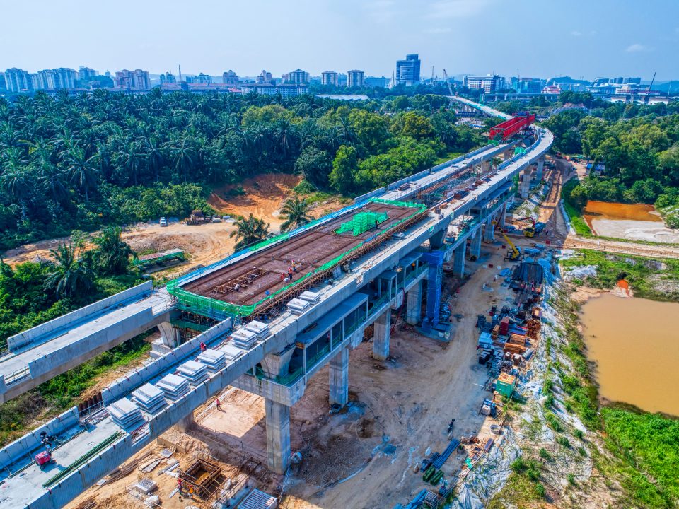 Pandangan udara papak platform Stesen MRT Cyberjaya City Centre sedang dibina.