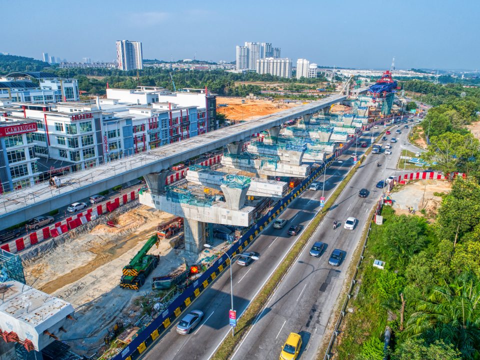 Kerja-kerja pelancaran sedang dijalankan untuk galang kekotak bersegmen ke laluan arah selatan menuju ke tapak Stesen MRT Taman Putra Permai.