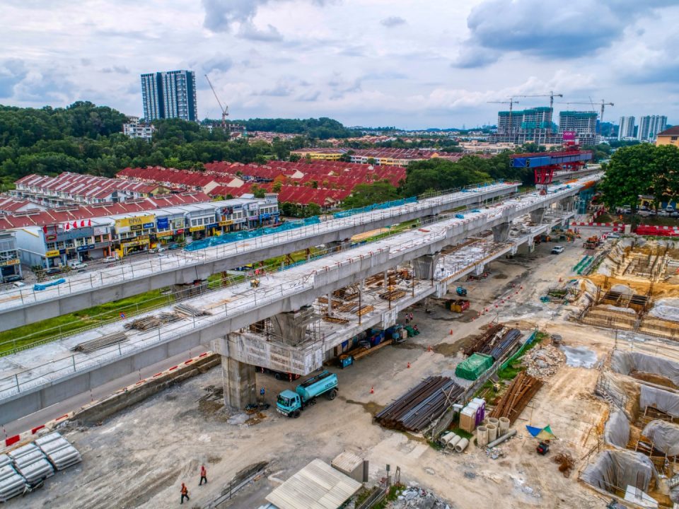 Pandangan udara pergerakan pelancar gantri di atas galang kekotak bersegmen yang telah siap didirikan di tapak Stesen MRT Taman Equine.