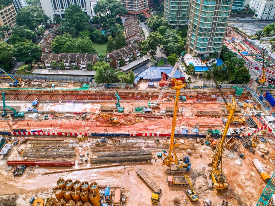 Pandangan udara kerja-kerja penggalian aras ruang legar dan kerja-kerja kambus balik bilik loji di tapak Stesen MRT KLCC Timur.