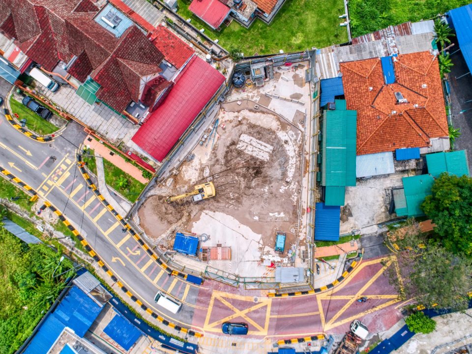 Kerja-kerja merawat tanah dan campuran tanah lembap sedang dijalankan di tapak Syaf Kecemasan 2.