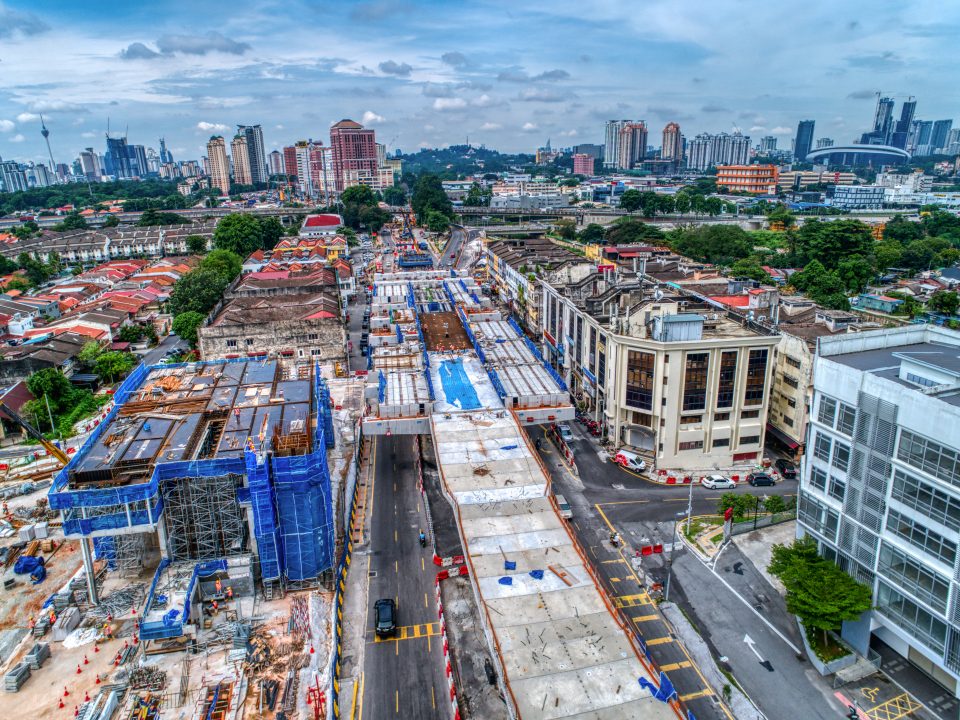 Pandangan udara kerja-kerja persediaan untuk aras ruang legar platform di tapak Stesen MRT Kentonmen.