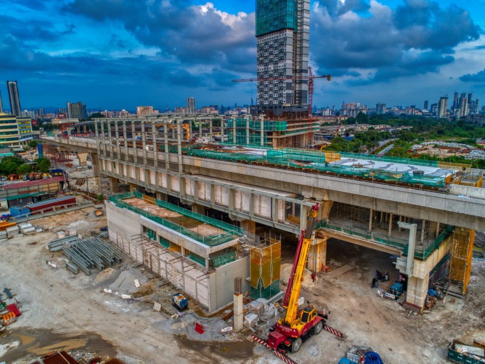 Pandangan udara Stesen MRT Jinjang menunjukkan pembinaan rasuk dan papak di aras platform yang telah siap sementara kerja-kerja pemasangan rangka atas struktur besi sedang dijalankan.