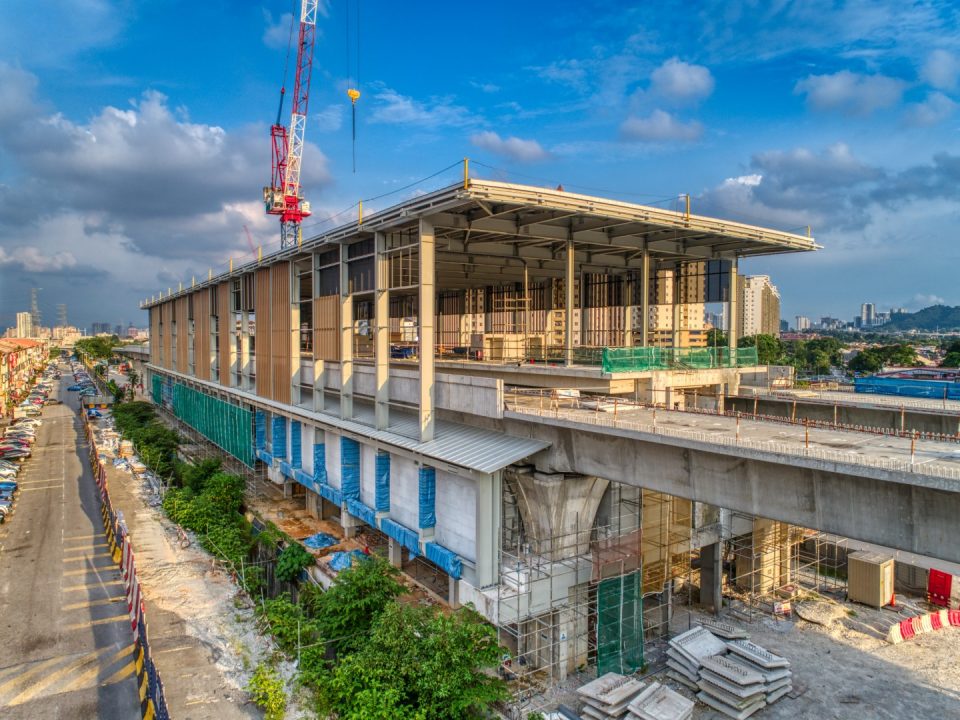 Pandangan tapak Stesen MRT Kepong Baru menunjukkan kerja-kerja kemasan seni bina sedang dijalankan seperti pemasangan mukaan stesen di kedua-dua bahagian kekotak stesen.