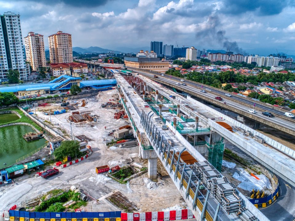 Pandangan udara kerja-kerja pembinaan rasuk dan papak sedang dijalankan di aras platform Stesen MRT Kepong Sentral.