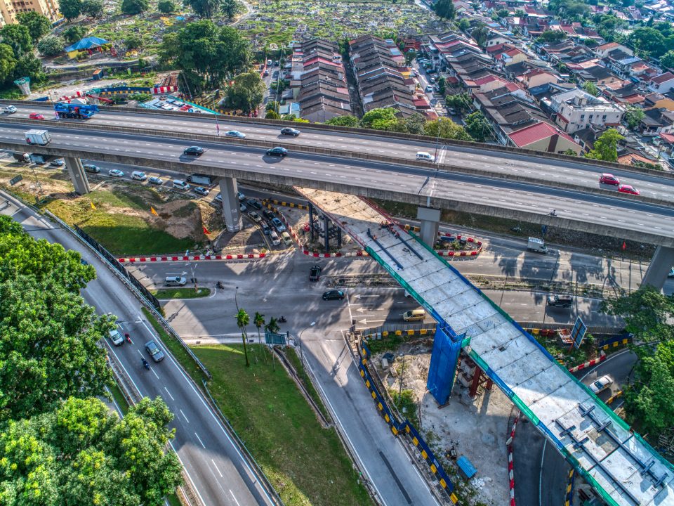 Pandangan udara kerja-kerja pelancaran galang kekotak bersegmen bagi lintasan rentang panjang no 4 siap dengan kerja-kerja sambungan sedang dijalankan di jajaran bawah MRR2.