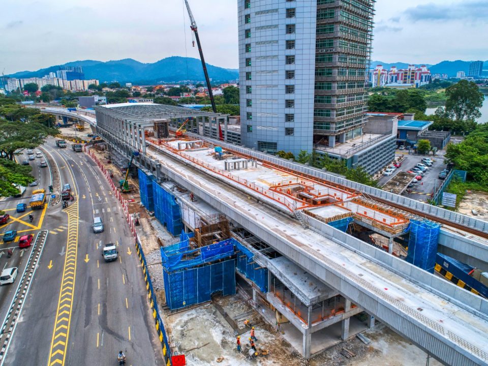 Pandangan udara kerja-kerja pembinaan tiang besi dan bumbung di Stesen MRT Sri Delima.