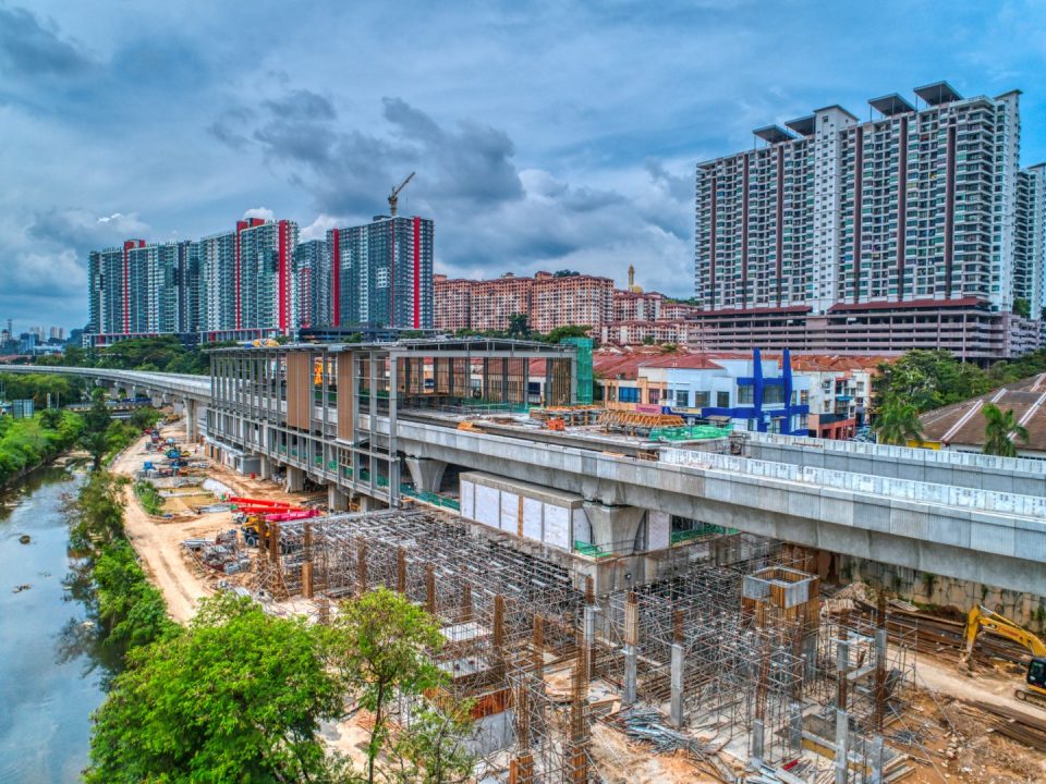 Pandangan udara kerja-kerja pembinaan papak platform Stesen MRT Damansara Damai.