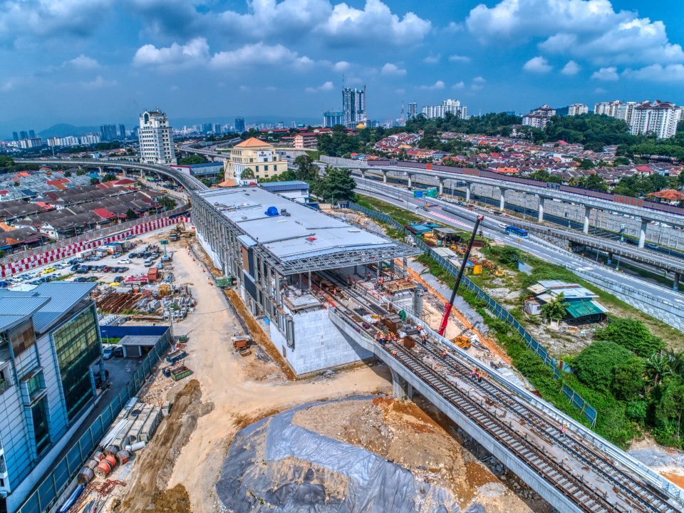Pandangan udara kerja-kerja bumbung stesen di tapak Stesen MRT Sri Damansara Timur