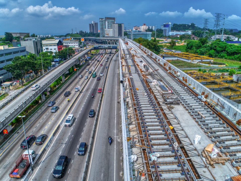 Pandangan udara kerja-kerja pembinaan papak landasan sedang dijalankan di tapak Stesen MRT Sri Damansara Barat.