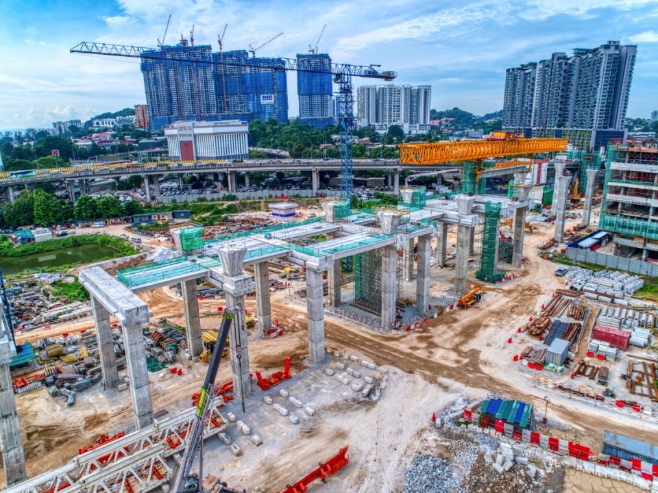 Kerja-kerja pembinaan galang kekotak bersegmen, pemasangan gantri pelancar dan pelancaran rasuk berbentuk T sedang berjalan di tapak Stesen MRT Kuchai Lama.