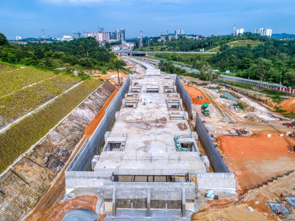Pandangan udara pemasangan dan bumbung besi berstruktur untuk kerja-kerja logam babar di tapak Stesen MRT Taman Universiti.