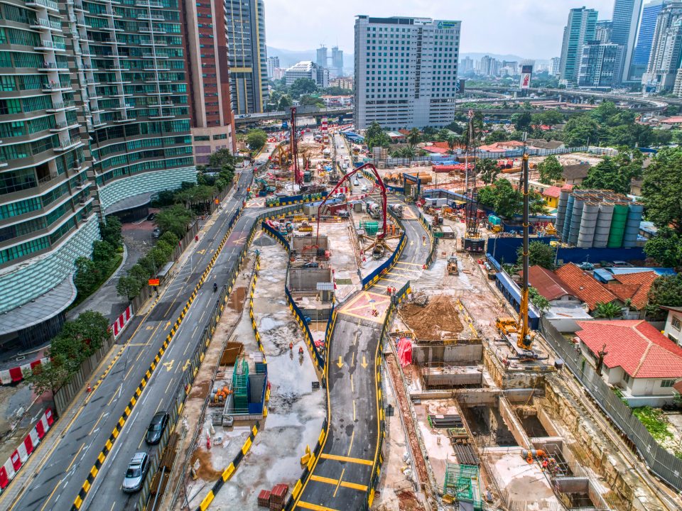 Pandangan kerja-kerja pemasangan konkrit asfalt di tapak Stesen MRT Kampung Baru Utara.